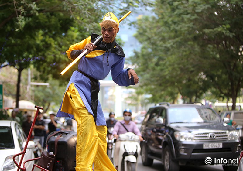 Tôn Ngộ Không múa gậy trên đường phố kiếm hàng chục triệu mỗi tháng - ảnh 6