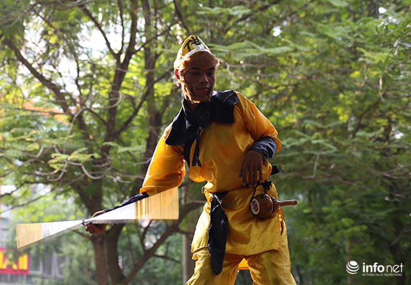 Tôn Ngộ Không múa gậy trên đường phố kiếm hàng chục triệu mỗi tháng - ảnh 7