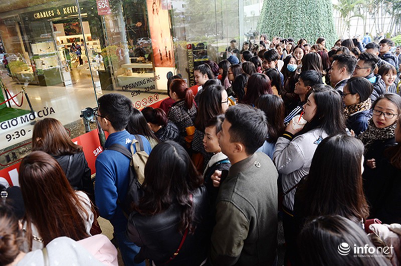 Người dân Hà Nội xếp hàng dài chờ mua đồ trong ngày Black Friday - ảnh 2