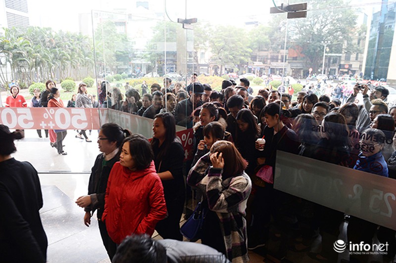 Người dân Hà Nội xếp hàng dài chờ mua đồ trong ngày Black Friday - ảnh 3