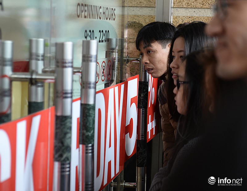 Người dân Hà Nội xếp hàng dài chờ mua đồ trong ngày Black Friday - ảnh 4