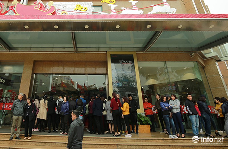 Người dân Hà Nội xếp hàng dài chờ mua đồ trong ngày Black Friday - ảnh 5