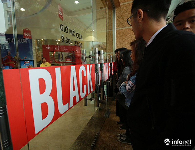 Người dân Hà Nội xếp hàng dài chờ mua đồ trong ngày Black Friday - ảnh 6