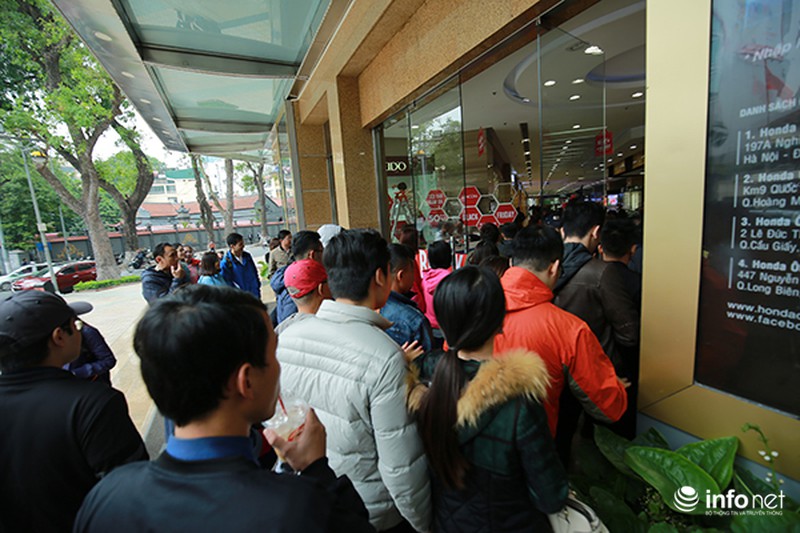 Người dân Hà Nội xếp hàng dài chờ mua đồ trong ngày Black Friday - ảnh 7