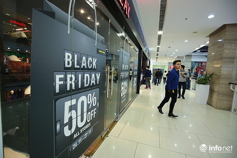 Người dân Hà Nội xếp hàng dài chờ mua đồ trong ngày Black Friday - ảnh 8