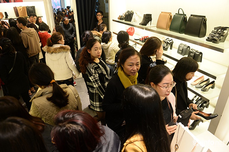 Người dân Hà Nội xếp hàng dài chờ mua đồ trong ngày Black Friday - ảnh 9