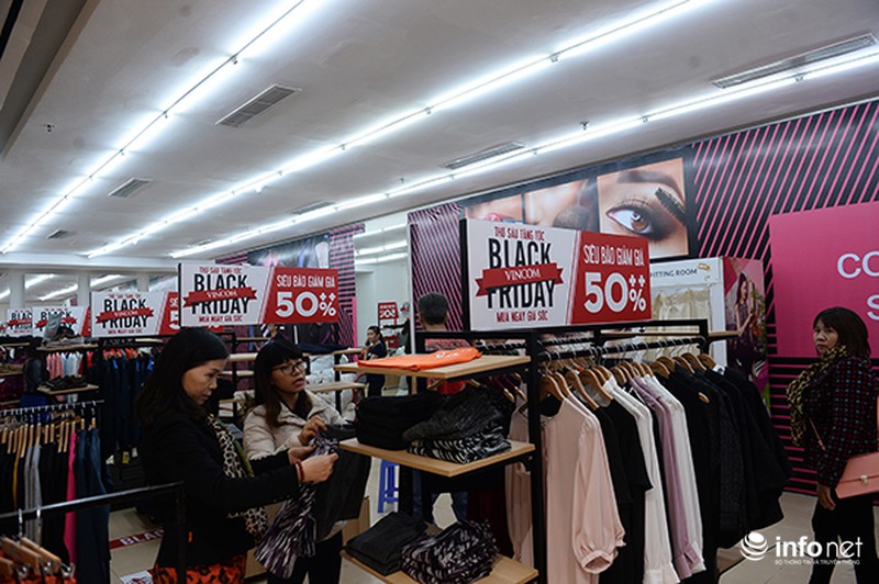 Người dân Hà Nội xếp hàng dài chờ mua đồ trong ngày Black Friday - ảnh 10