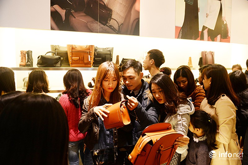 Người dân Hà Nội xếp hàng dài chờ mua đồ trong ngày Black Friday - ảnh 11