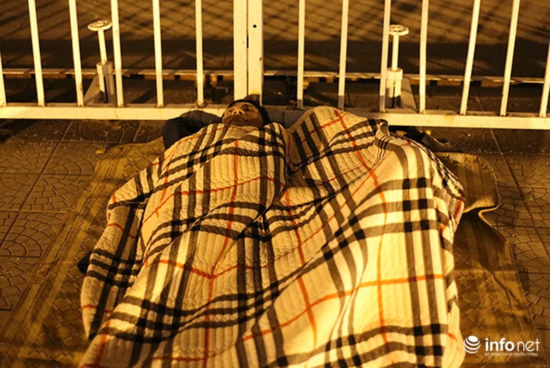 Trắng đêm lạnh chờ mua vé xem Việt Nam đá trên sân Mỹ Đình - ảnh 4