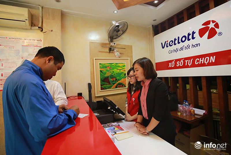 Nhiều người thử vận may trong ngày đầu mở bán Vietlott tại Hà Nội - ảnh 3