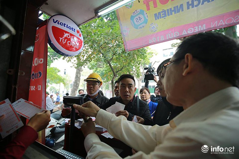Nhiều người thử vận may trong ngày đầu mở bán Vietlott tại Hà Nội - ảnh 5