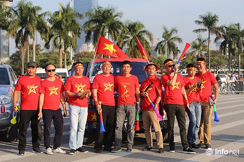 CĐV Việt Nam khuấy động không khí trước trận VN-Indonesia - ảnh 7