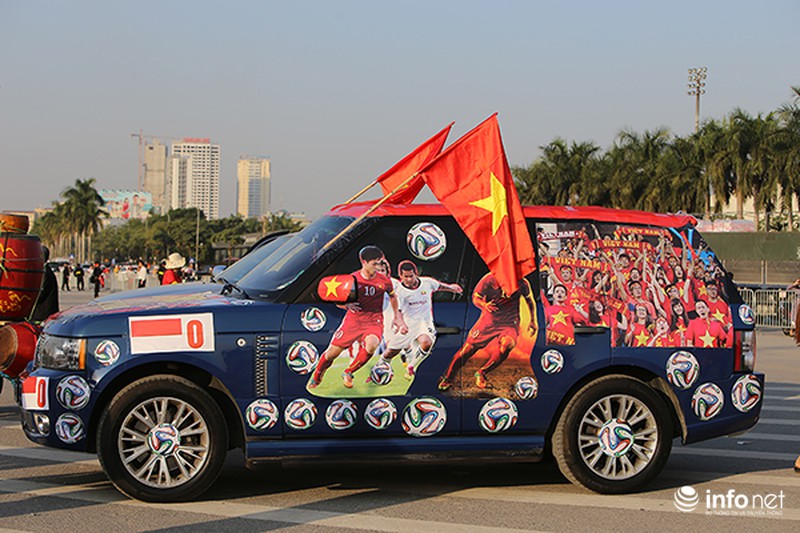 CĐV Việt Nam khuấy động không khí trước trận VN-Indonesia - ảnh 8