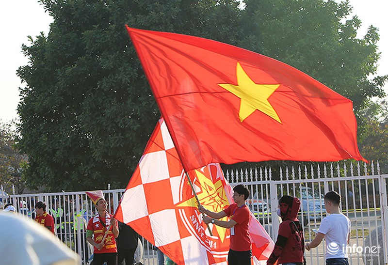 CĐV Việt Nam khuấy động không khí trước trận VN-Indonesia - ảnh 9