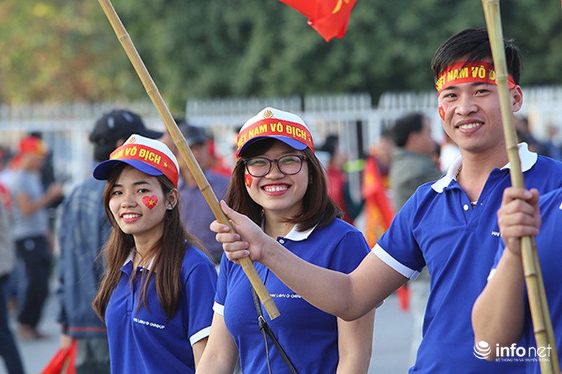 CĐV Việt Nam khuấy động không khí trước trận VN-Indonesia - ảnh 10