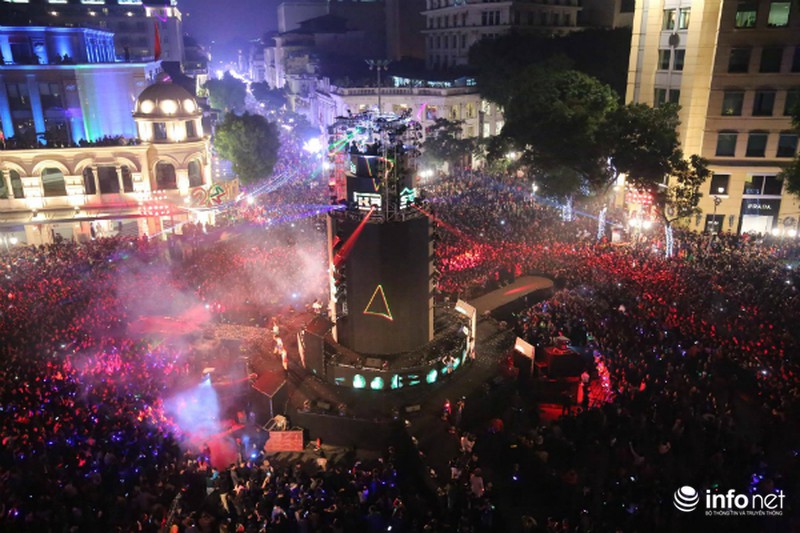 Hà Nội và TP. Hồ Chí Minh: Biển người đổ ra đường đón giao thừa - ảnh 1
