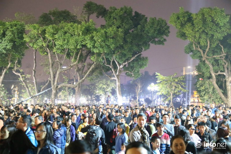 Hà Nội và TP. Hồ Chí Minh: Biển người đổ ra đường đón giao thừa - ảnh 10