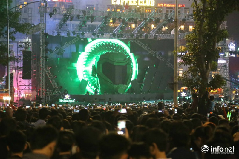 Hà Nội và TP. Hồ Chí Minh: Biển người đổ ra đường đón giao thừa - ảnh 2