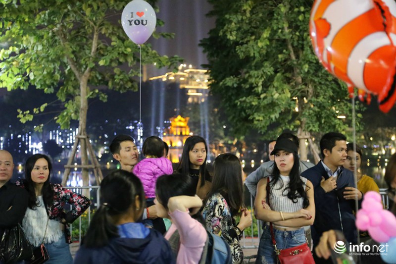 Hà Nội và TP. Hồ Chí Minh: Biển người đổ ra đường đón giao thừa - ảnh 5