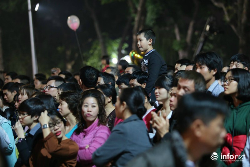 Hà Nội và TP. Hồ Chí Minh: Biển người đổ ra đường đón giao thừa - ảnh 6