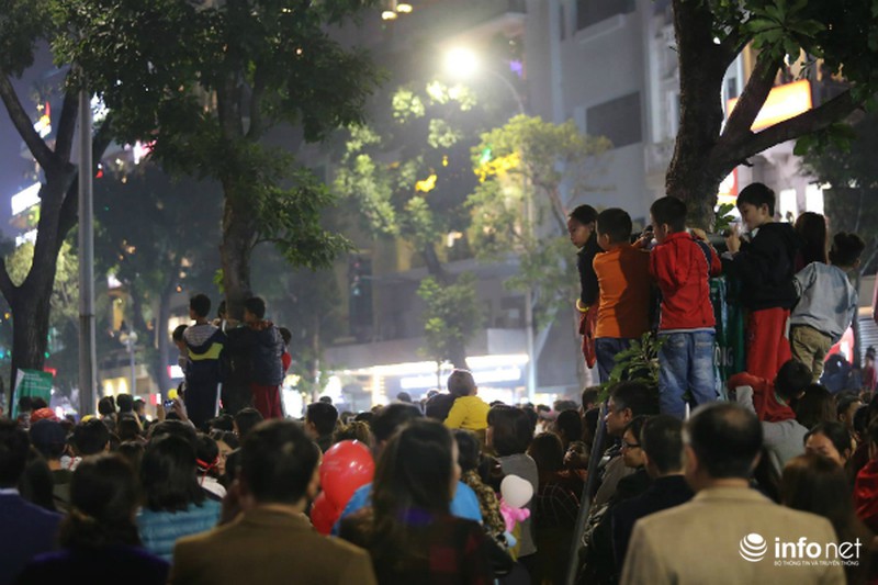 Hà Nội và TP. Hồ Chí Minh: Biển người đổ ra đường đón giao thừa - ảnh 7
