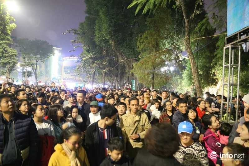 Hà Nội và TP. Hồ Chí Minh: Biển người đổ ra đường đón giao thừa - ảnh 9