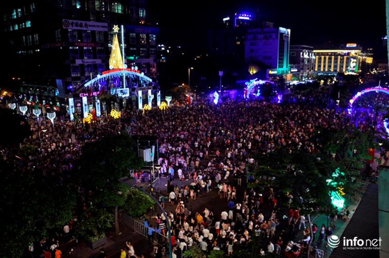Hà Nội và TP. Hồ Chí Minh: Biển người đổ ra đường đón giao thừa - ảnh 13