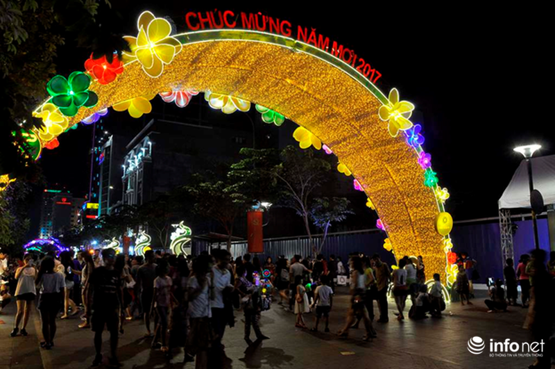Hà Nội và TP. Hồ Chí Minh: Biển người đổ ra đường đón giao thừa - ảnh 16