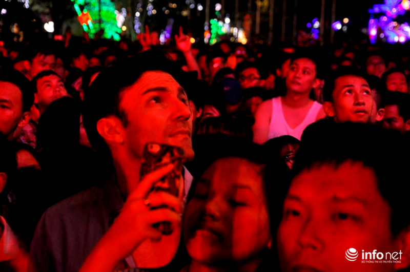 Hà Nội và TP. Hồ Chí Minh: Biển người đổ ra đường đón giao thừa - ảnh 18