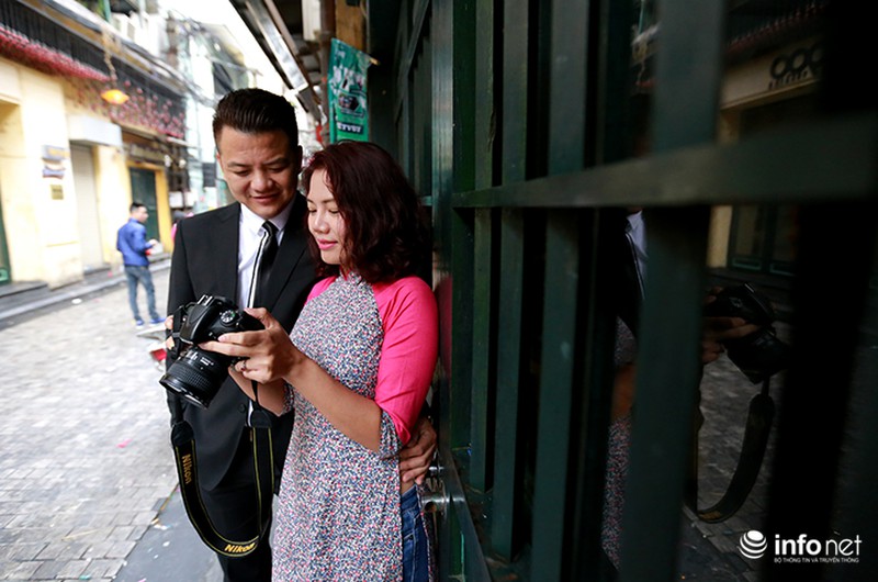 Người Hà Nội diện áo dài đi chơi trong nắng ấm sáng đầu năm - ảnh 1