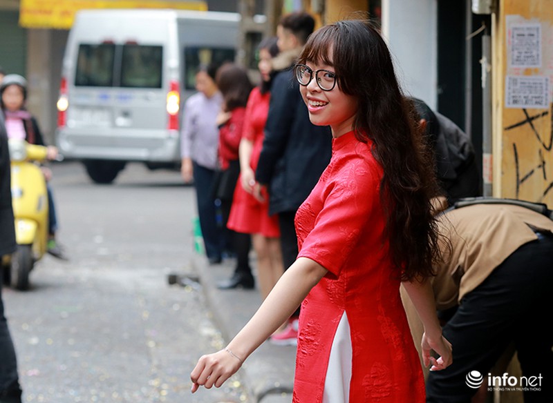 Người Hà Nội diện áo dài đi chơi trong nắng ấm sáng đầu năm - ảnh 2