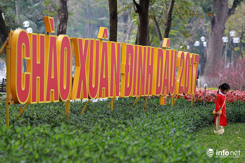 Người Hà Nội diện áo dài đi chơi trong nắng ấm sáng đầu năm - ảnh 4