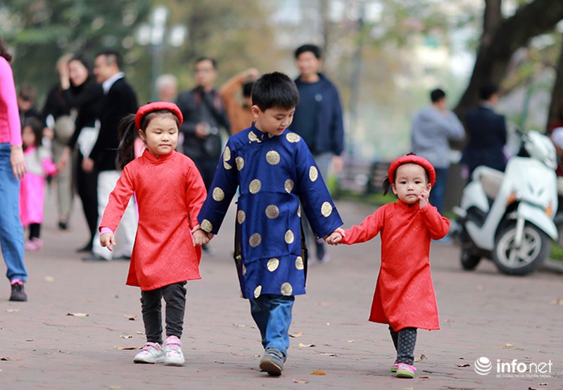 Người Hà Nội diện áo dài đi chơi trong nắng ấm sáng đầu năm - ảnh 6