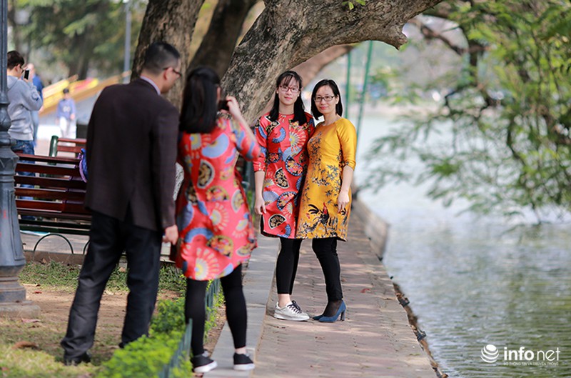 Người Hà Nội diện áo dài đi chơi trong nắng ấm sáng đầu năm - ảnh 7