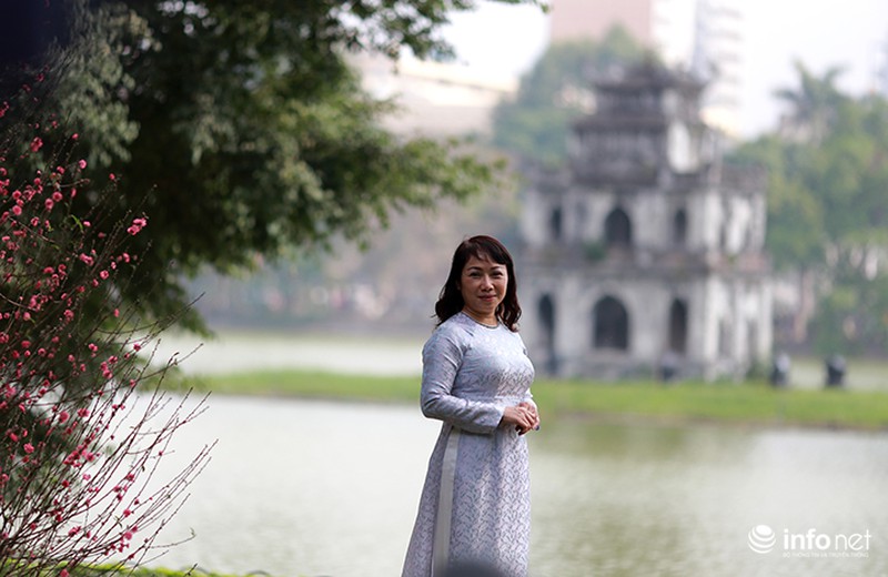 Người Hà Nội diện áo dài đi chơi trong nắng ấm sáng đầu năm - ảnh 8