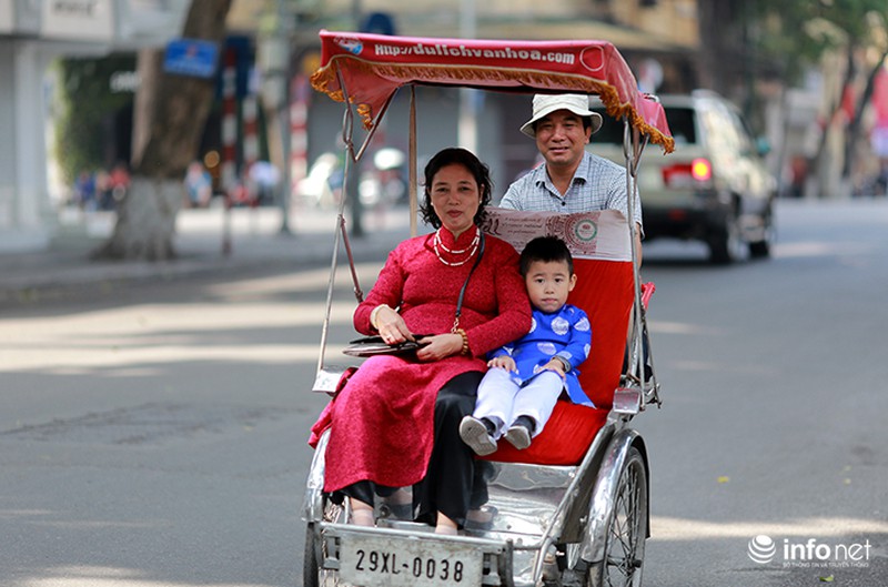 Người Hà Nội diện áo dài đi chơi trong nắng ấm sáng đầu năm - ảnh 9