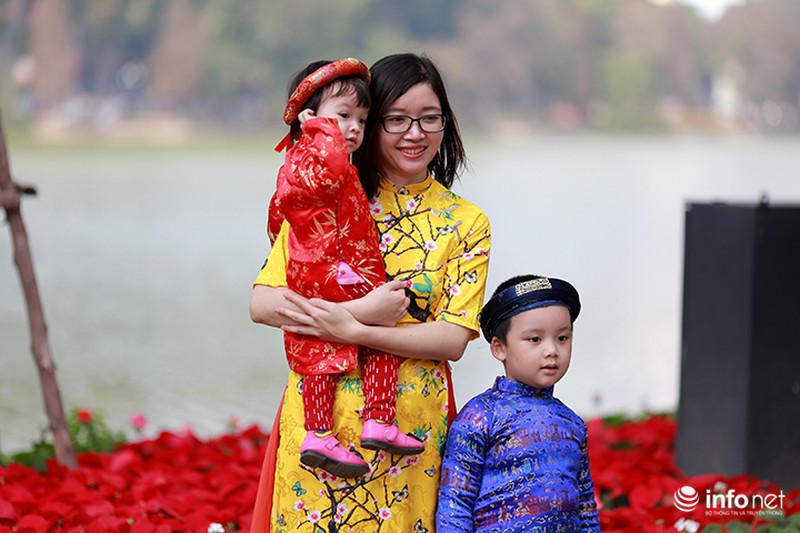 Người Hà Nội diện áo dài đi chơi trong nắng ấm sáng đầu năm - ảnh 10