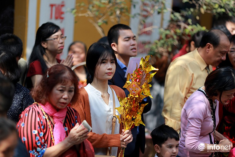 Người Hà Nội diện áo dài đi chơi trong nắng ấm sáng đầu năm - ảnh 11