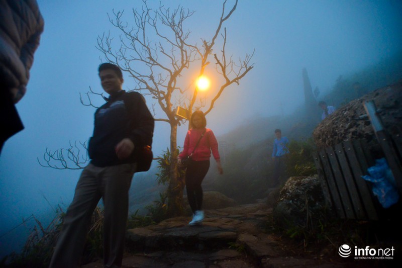 Xuyên đêm tìm về đỉnh thiêng Yên Tử - ảnh 11