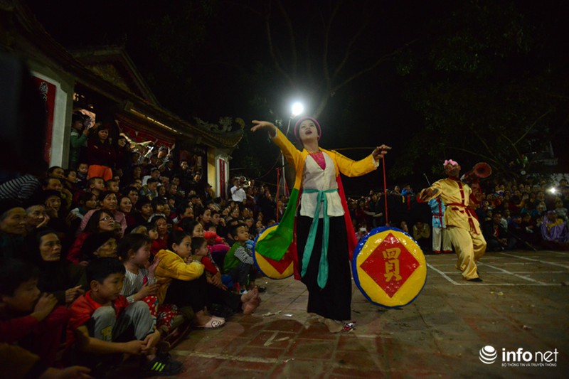 Chen nhau xem cảnh mỗi năm chỉ có 1 lần ở lễ hội Trò Trám - ảnh 2