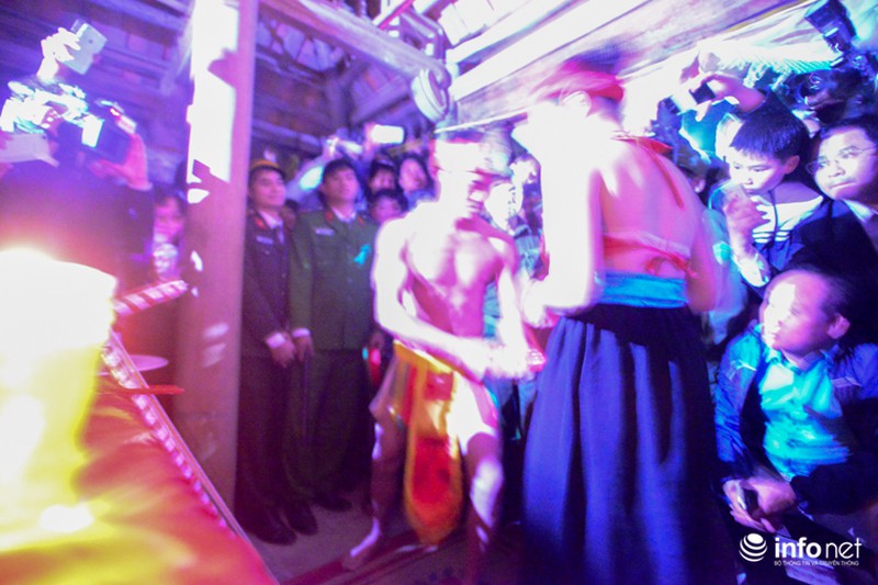 Chen nhau xem cảnh mỗi năm chỉ có 1 lần ở lễ hội Trò Trám - ảnh 9