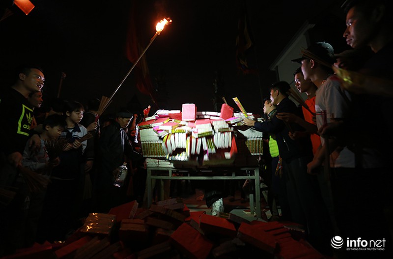 Độc đáo phong tục đầu năm xin lửa về nhà - ảnh 6