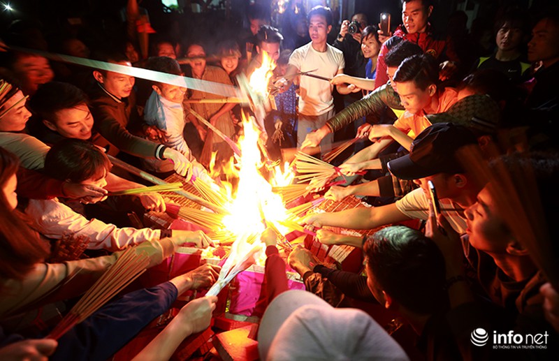 Độc đáo phong tục đầu năm xin lửa về nhà - ảnh 7