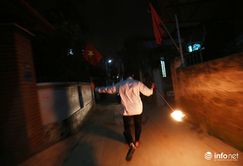 Độc đáo phong tục đầu năm xin lửa về nhà - ảnh 8