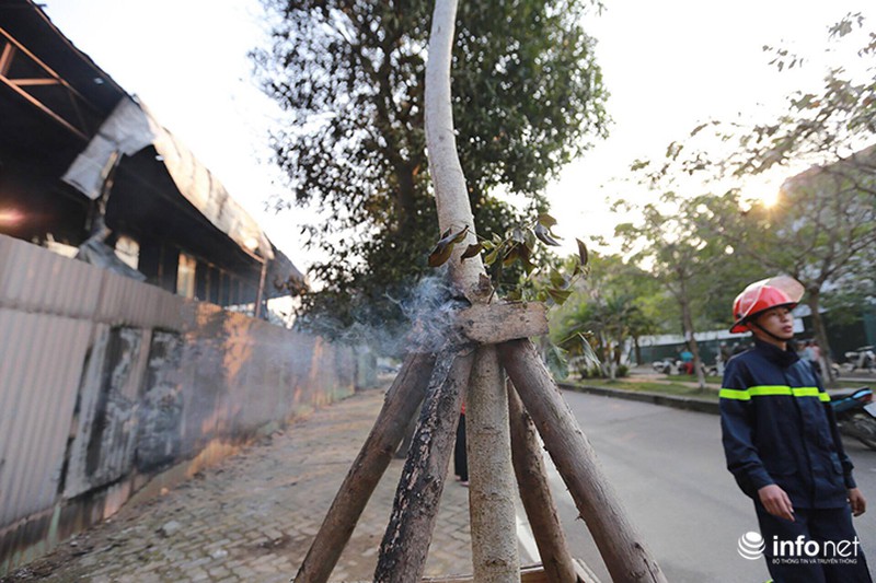 Một nhà kho cũ bị lửa thiêu rụi sau 2 tiếng nổ lớn - ảnh 2