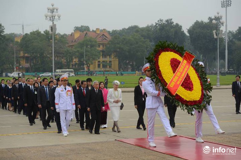 Nhà vua và Hoàng hậu Nhật Bản vào lăng viếng Chủ tịch Hồ Chí Minh - ảnh 1