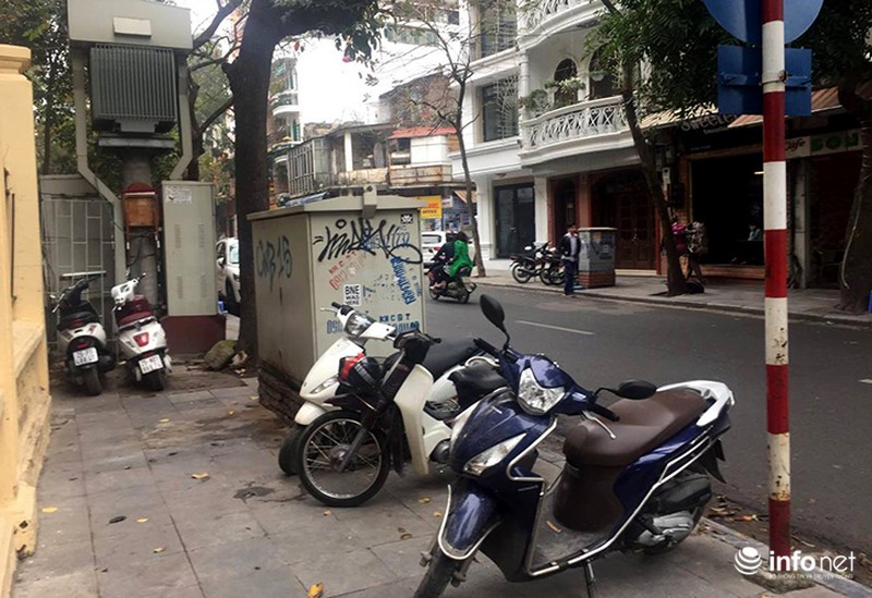 Hà Nội: Bất lực nhìn cảnh người đi bộ