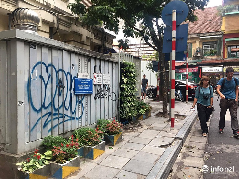 Hà Nội: Bất lực nhìn cảnh người đi bộ