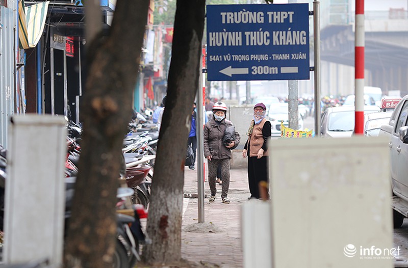 Hà Nội: Bất lực nhìn cảnh người đi bộ