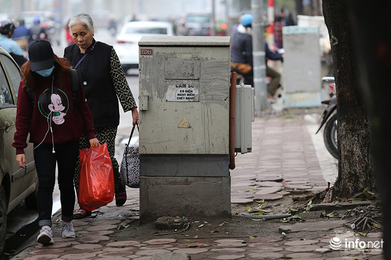 Hà Nội: Bất lực nhìn cảnh người đi bộ